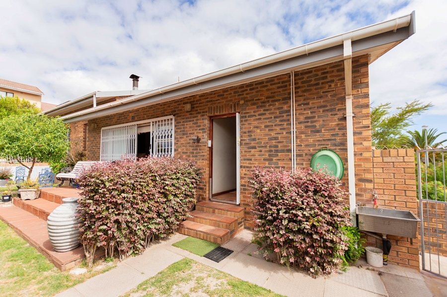 4 Bedroom Property for Sale in Middedorp Western Cape